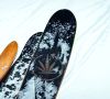 Drei Skispitzen nebeneinander. Skier in Leinenoptik sind das Ergebnis eines Forschungsprojektes von Fuse aus Markkleeberg mit Skiherstellern. Die Naturfasern ersetzen die übliche Glasfaserschicht.